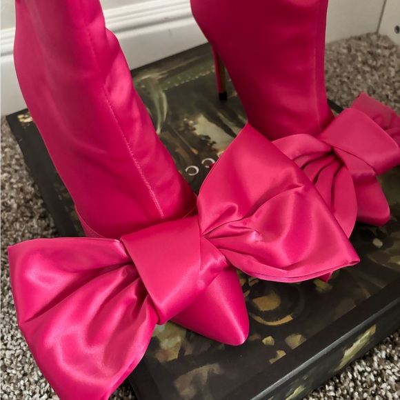 Chic Fuchsia Heeled Boots with Bow Accent - Picture 4 of 6